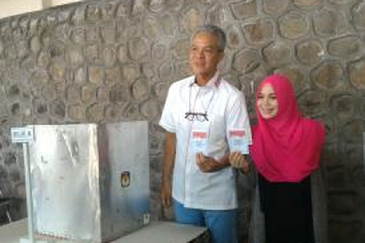 Gubernur Ganjar Pranowo dan Istrinya Siti Atiqah seusai memberikan hak suara di Tempat Pemungutan Suara (TPS) 02 Gajahmungkur, Kota Semarang, Rabu (9/12/2015)