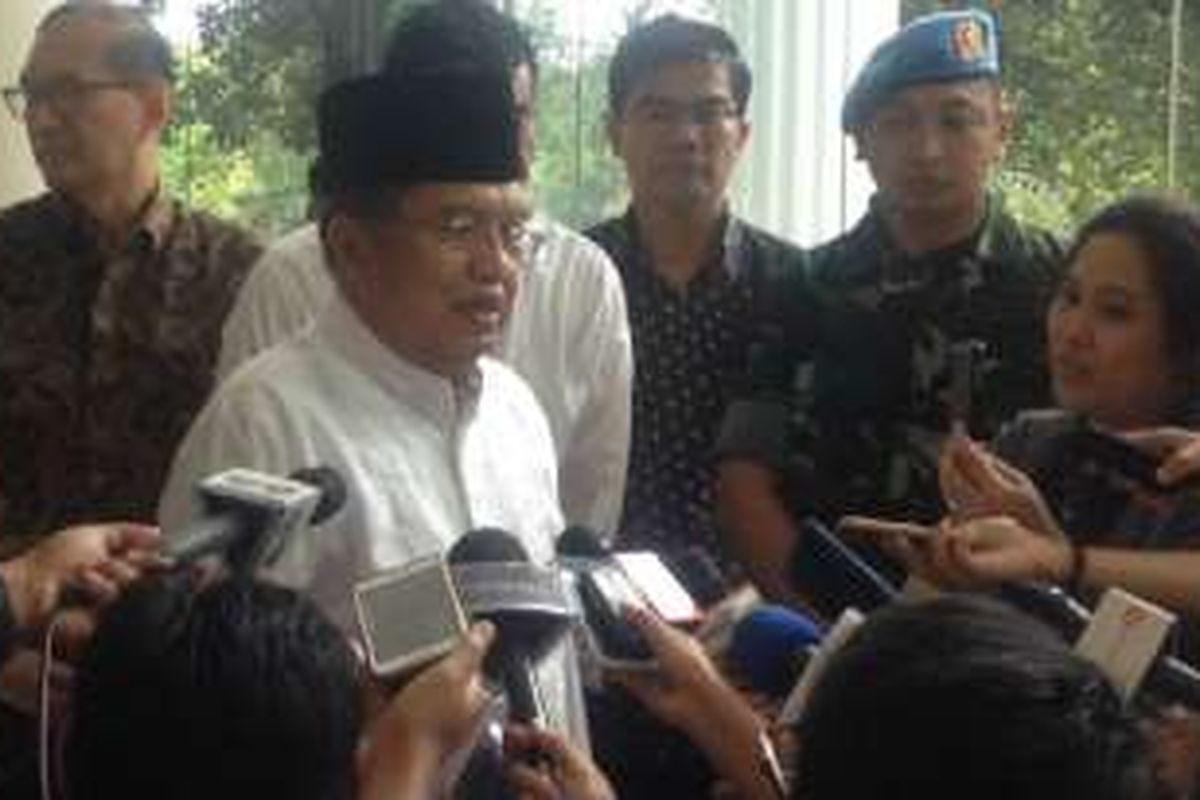 Wakil Presiden Jusuf Kalla beberapa saat seusai menunaikan shalat Jumat bersama peserta aksi doa bersama, Jumat (2/12/2016). 