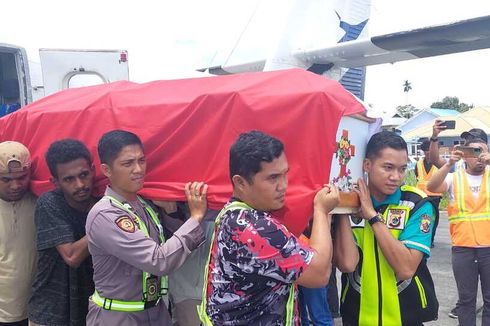Jenazah 2 Personel TNI-Polri yang Gugur Saat Amankan Tarawih di Puncak Jaya Dievakuasi ke Jayapura