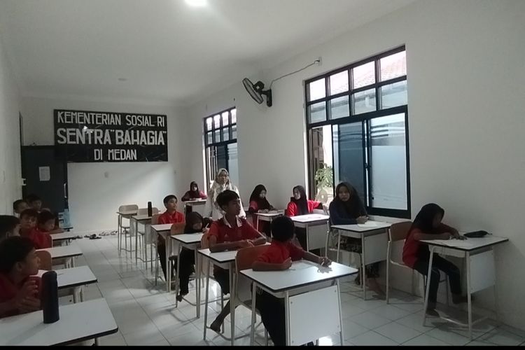 Seorang guru sedang memberi penjelasan kepada siswa-siswi SRMP 2 saat proses belajar di kelas di asrama Kementerian Sosial Sentra Bahagia di Jalan Willem Iskandar, Kota Medan, Sumatera Utara, Rabu (6/8/2025).