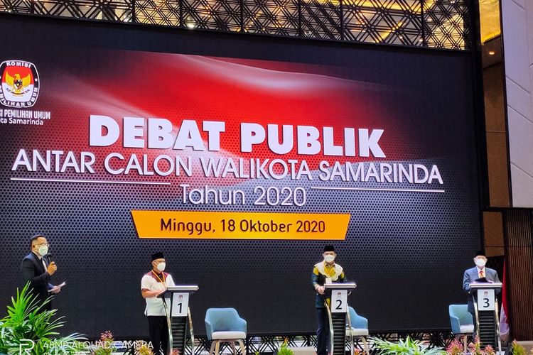 Tiga calon wali kota Samarinda Barkati (kiri) Andi Harun (tengah) dan Zairin Zain (kanan) saat debat publik di Samarinda, Minggu (18/10/2020). 