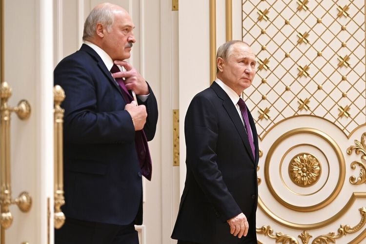 Presiden Rusia Vladimir Putin, kanan, dan Presiden Belarus Alexander Lukashenko memasuki aula setelah pembicaraan mereka di Minsk, Belarus, Senin (19/12/2022). Pada perang Rusia-Ukraina hari ke-300 atau Selasa (20/12/2022), Presiden Rusia Vladimir Putin mengakui situasi di empat daerah Ukraina yang dia klaim telah dianeksasi ?sangat sulit.?