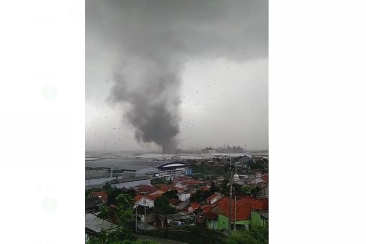 Angin puting beliung menerjang kawasan Desa Cintamulya, Kecamatan Jatinangor, Sumedang, Jawa Barat, Rabu (21/2/2024) sore.