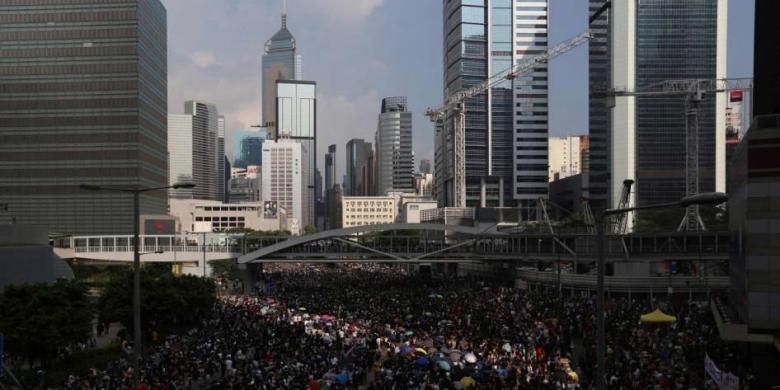 Massa pro-democrasi berkumpul dalam demonstrasi di pusat kota Hong Kong, 29 September 2014. Demonstrasi dilakukan untuk menentang keputusan pemerintah Beijing yang meniadakan pemilihan langsung untuk penguasa wilayah Hongkong pada 2017.