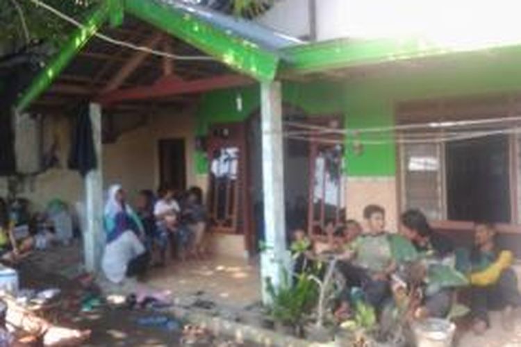 Keluarga masih berkumpul usai pemakaman satu keluarga yang tewas bunuh diri di Dusun Morangan, Desa Minggiran, Papar, Kabupaten Kediri, Jawa Timur, Sabtu (4/4/2015).