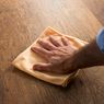 Cara Membersihkan Lantai Kayu dengan Air dan Sabun Cuci Piring