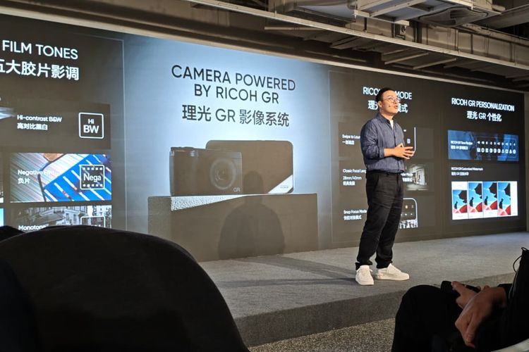 Chase Xu, Vice President and CMO Realme mempresentasikan mode Ricoh GR yang akan debut di smartphone flagship Realme GT 8 Pro.