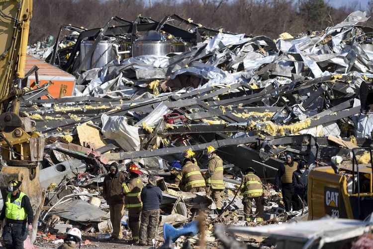 Las autoridades inspeccionan y evacuan los restos del edificio Mayfield Consumer Products Wax Factory, que fue destruido por un tornado en Mayfield, Kentucky, Estados Unidos (EE. UU.) El sábado (12/11/2021).  Se ha informado de la muerte de al menos 70 personas después de que el tornado más fuerte en la historia de Kentucky azotara varios estados de EE. UU. Y destruyera varios edificios.