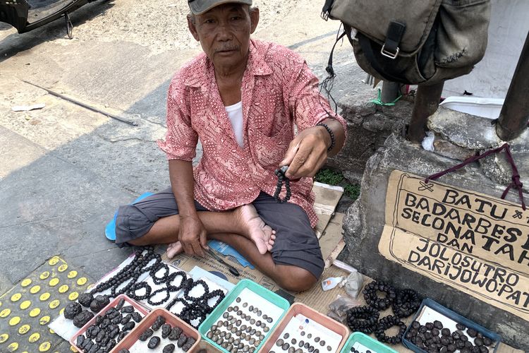 Di Balik Lapak Batu Rawa Bening, Ada Paijan yang Menabung Rindu untuk Pulang