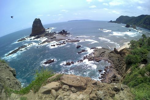 Menilik Sisi Eksotis Jember di Pantai Tanjung Papuma