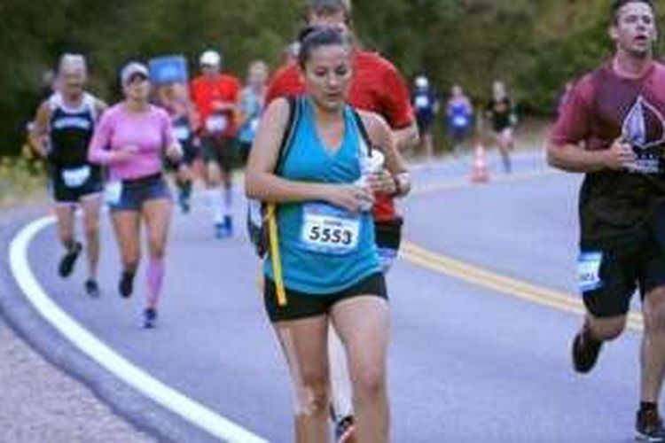 Anna Young sedang memerah ASI sambil berlari di perlombaan half marathon.