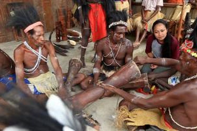 Kesenian musik Tifa Suku Komoro di Timika, Papua.