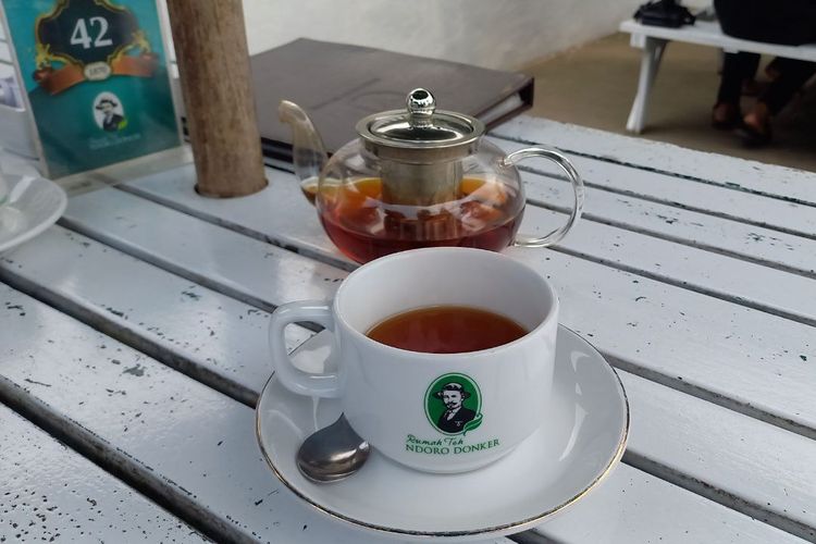Premium Black Tea Jasmine, salah satu menu teh di Ndoro Donker, Kemuning, Karanganyar. Rasanya pekat, segar, dan harum.