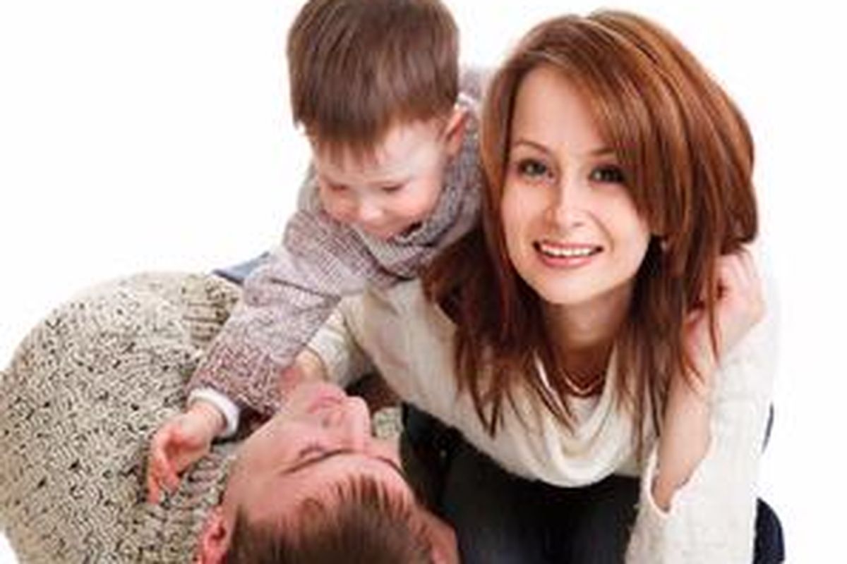 Sisihkan waktu setidaknya 15 menit dua kali sehari untuk konsentrasi bermain dengan si kecil agar ia merasa diperhatikan. 