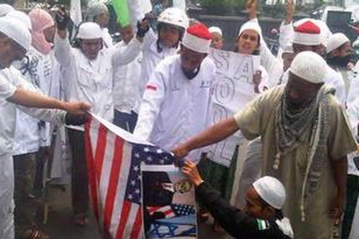Massa FPI Malang membakar bendera Amerika Serikat dan Israel saat aksi unjuk rasa mengecam serangan Israel terhadap Palestina, Jumat (23/11/2012).