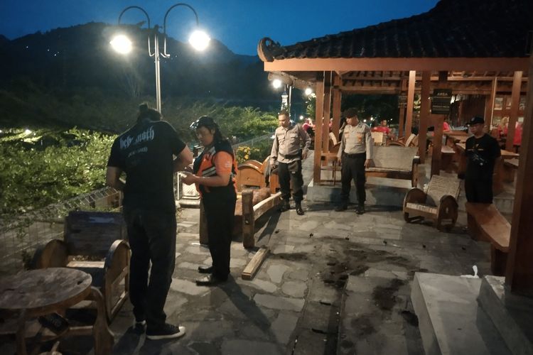 Polisi mengolah TKP bocah enam tahun tewas tertimpa kentongan ukuran besar di Rumah Makan Kopi Ingkar Janji di Kapanewon Girimulyo, Kabupaten Kulon Progo, Daerah Istimewa Yogyakarta.