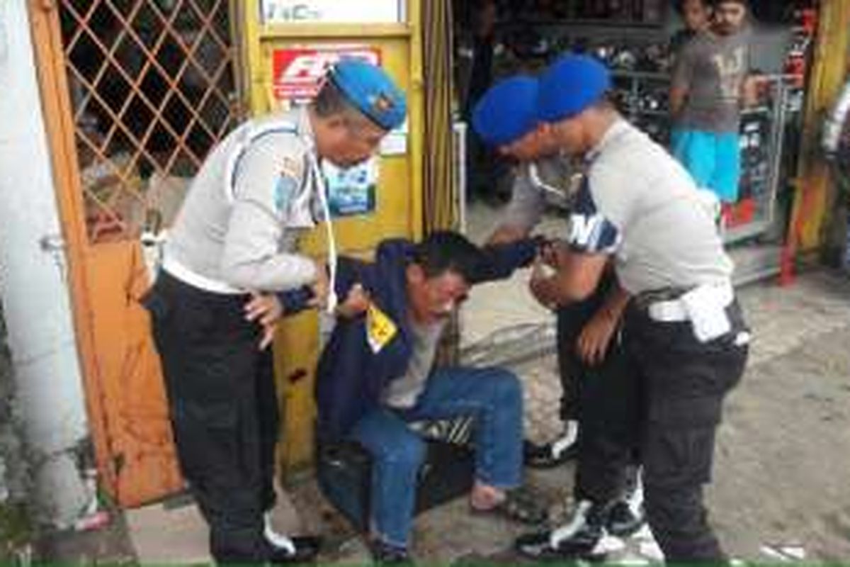 Wakapolsek Kemayoran AKP Jamal Alkatiri saat diamankan Paminal Polres Jakarta Timur seusai mengacungkan senjata ke arah warga di Jalan Otista, Jakarta Timur pada Senin (8/8/2016).