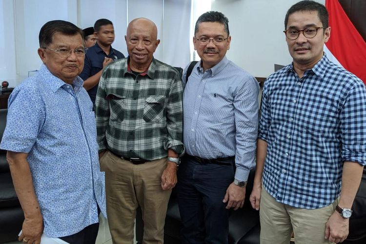 (Berfoto dari kiri ke kanan) Mantan Wapres Jusuf Kalla, Wantimpres Arifin Panigoro, Dekan FKUI Prof Ari Syam, dan Ketua Iluni Andre Rahadian berfoto bersama usai pertemuan Gugus Tugas Penanganan Covid-19 di Jakarta, Sabtu (14/3/2020).