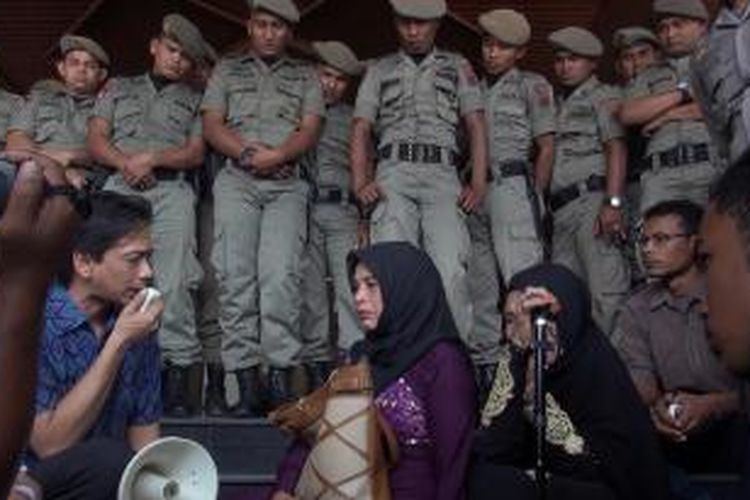 Wakil Ketua DPR Aceh, Irwan Djohan sedang berdialoh dengan perwakilan korban tindak pelanggaran HAM Aceh yang melakukan aksi unjuk rasa di halaman Gedung DPR Aceh, Senin (26/1/2015) terkait desakan pembentukan pengadilan HAM dan Komisi Kebenaran dan Rekonsiliasi (KKR) Aceh. *****K12-11