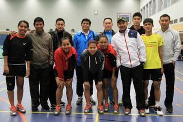 Para pemain tunggal putra dan ganda putri pelatnas Indonesia berpose usai menjalani latihan jelang Jerman Terbuka 2015 di Mulheim, Minggu (22/2/20150.