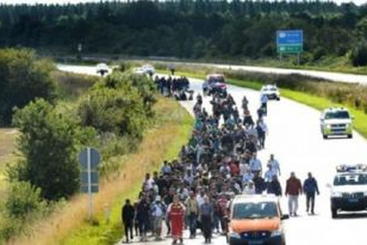 Para pengungsi turun dari kereta dan berjalan kaki menuju Sewedia 