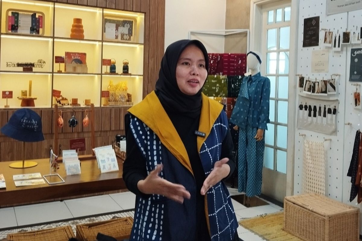 Nurdini Prihastiti saat dikunjungi di tokonya di Kota Bandung dalam acara Media Trip DSC Season 16 bertajuk ?Eksplorasi Langsung Wirausaha Lokal Inspiratif di Bandung?, pada Senin (2/6/2025).
