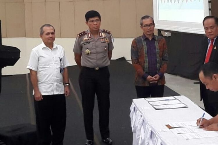 Kepala Perwakilan BPKP Provinsi Maluku, Nasmifida (kenakan kemeja putih) menyaksikan Penandatangan MoU dan Perjanjian Kerjasama terkait Optimalisasi Pendapatan Daerah dan Manajemen Aset Daerah dengan Pemprov Maluku yang berlangsung di gedung Islamic Center, Ambon, Rabu (23/10/2019).