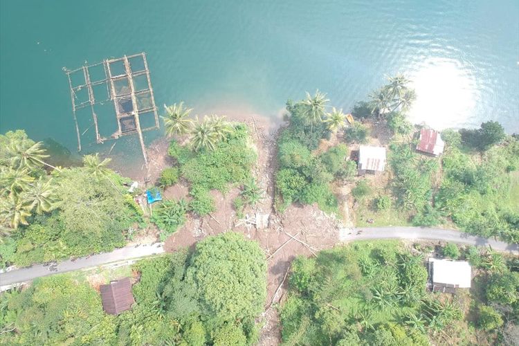 Longsor yang terjadi  Kamis (18/7/2019) malam menutupi jalan di Tanjung Sani, Agam, Sumatera Barat hingga Jumat (19/7/2109) sore. (Dok: BPBD Agam)