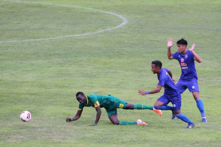 Suasana laga Persebaya Surabaya vs Arema FC pada semifinal Piala Gubernur Jawa Timur di Stadion Soeprijadi, Selasa 18 Februari 2020.