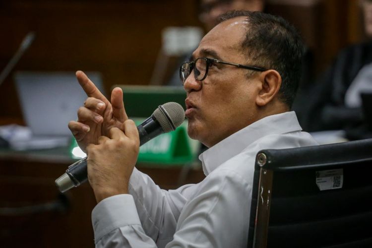 Terdakwa kasus gratifikasi dan Tindak Pidana Pencucian Uang (TPPU) Rafael Alun Trisambodo menjalani sidang lanjutan di Pengadilan Tipikor, Jakarta, Senin (27/11/2023). Sidang tersebut mengagendakan pemeriksaan terhadap Rafael Alun sebagai terdakwa kasus gratifikasi Rp16,6 miliar dan TPPU hingga Rp100 miliar. ANTARA FOTO/ Erlangga Bregas Prakoso/wpa/rwa.