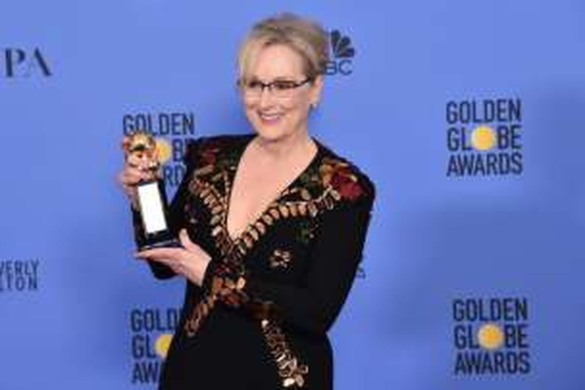 Aktris Meryl Streep berpose dengan penghargaan Cecil B DeMille pada Golden Globe Awards 2017 di The Beverly Hilton Hotel, Beverly Hills, California, Minggu (8/1/2017).