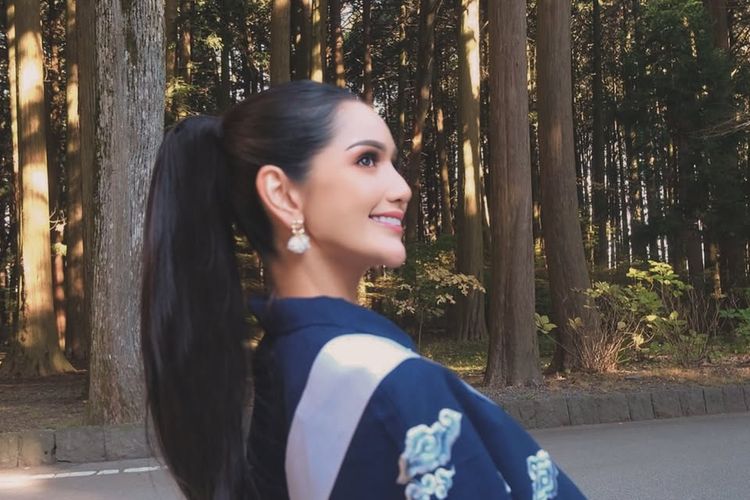 Melliza Xaviera tampil anggun di Jepang dengan batik Megamendung dan tas peta Indonesia, paduan elegan yang tunjukkan identitasnya di Negeri Sakura.