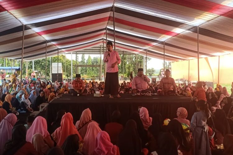 Calon bupati Jember nomor urut 02 Muhammad Fawait saat kampanye pada emak-emak 