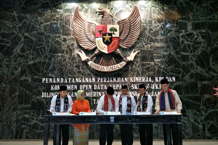 Gubernur DKI Jakarta Anies Baswedan menyaksikan perjanjian kinerja 2018 oleh SKPD di Balai Kota DKI Jakarta, Jumat (19/1/2018). 
