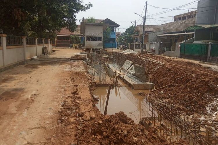 Pihak Dinas Pekerjaan Umum (DPU) Kota Tangerang Selatan (Tangsel) telah mengevakuasi seluruh truk molen yang tercebur selama dua pekan di kali Perumahan Pondok Benda Indah Jalan Bumi Raya, Pamulang, Tangerang Selatan (Tangsel).Truk molen yang bernomor polisi B 9382 UIA berhasil dievakuasi pada, Senin (11/11/2019) malam. 