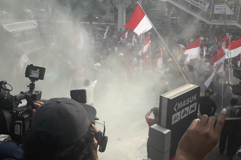 Paksa Masuk Gedung KPK, Demonstran Dorong-dorongan dengan Polisi