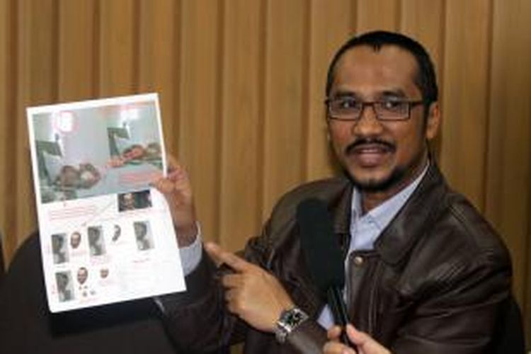 Ketua Komisi Pemberantasan Korupsi Abraham Samad menunjukan bukti foto rekayasa yang memuat orang mirip dirinya dengan seorang wanita di Gedung KPK, Jakarta, Senin (2/2/2015). Dalam konferensi pers tersebut Abraham juga membantah jika dirinya bersedia membantu penanganan kasus korupsi politisi PDIP terkait rencana pencalonan dirinya menjadi wakil Joko Widodo dalam Pilpres 2014.