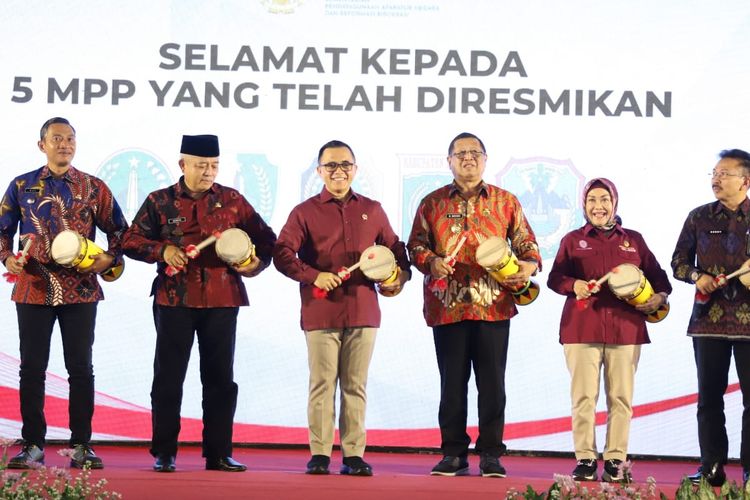 Menteri Pendayagunaan Aparatur Negara dan Reformasi Birokrasi (Menteri PAN-RB) Abdullah Azwar Anas bersama Bupati Tulungagung Maryoto Birowo; Bupati Malang Sanusi; Bupati Pacitan Indrata Nurbayuaji; Bupati Sampang Slamet Junaidi; dan Wali Kota Pasuruan Saifullah Yusuf meresmikan lima Mal Pelayanan Publik (MPP) yang berada di Kabupaten Tulungagung, Kabupaten Malang, Kabupaten Pacitan, Kabupaten Sampang, dan Kota Pasuruan secara serentak yang dilangsungkan di Kabupaten Tulungagung, Jawa Timur, Selasa (18/7/2023).