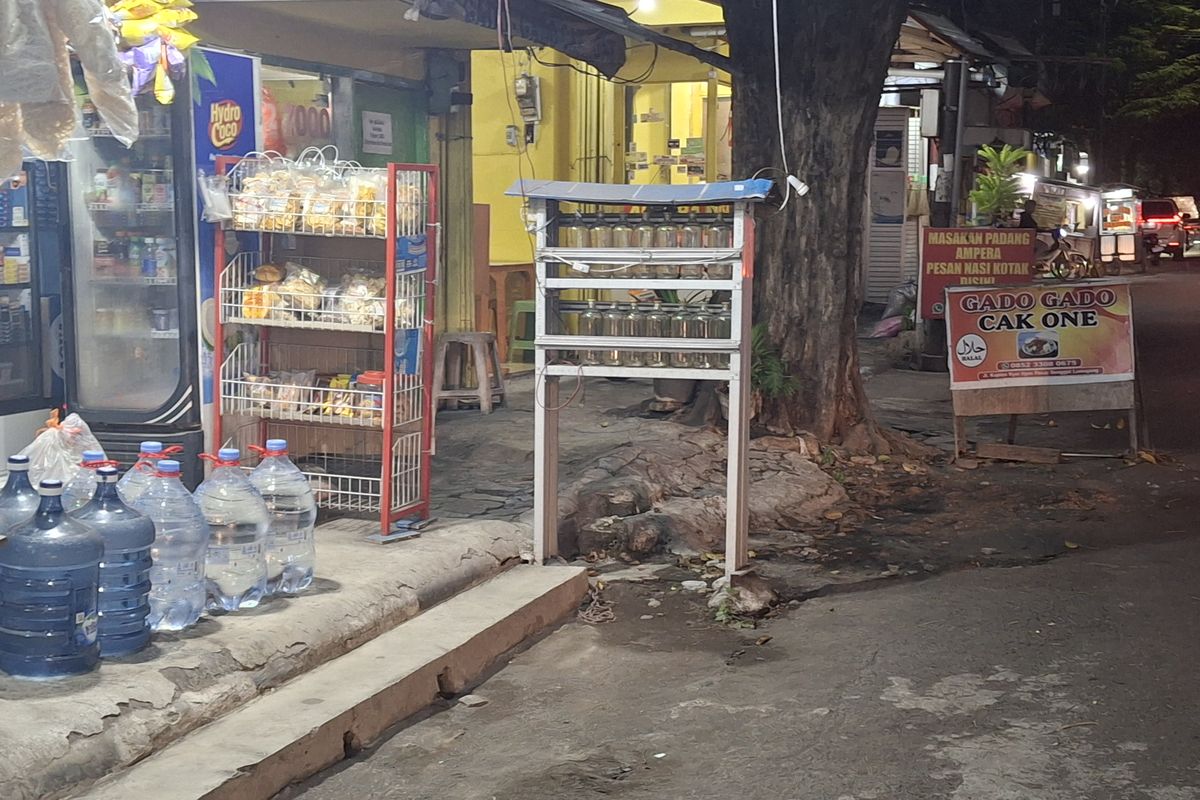 Botol bensin eceran di toko kelontong Lumajang kosong gara-gara sulit dapat BBM, Selasa (29/7/2025).
