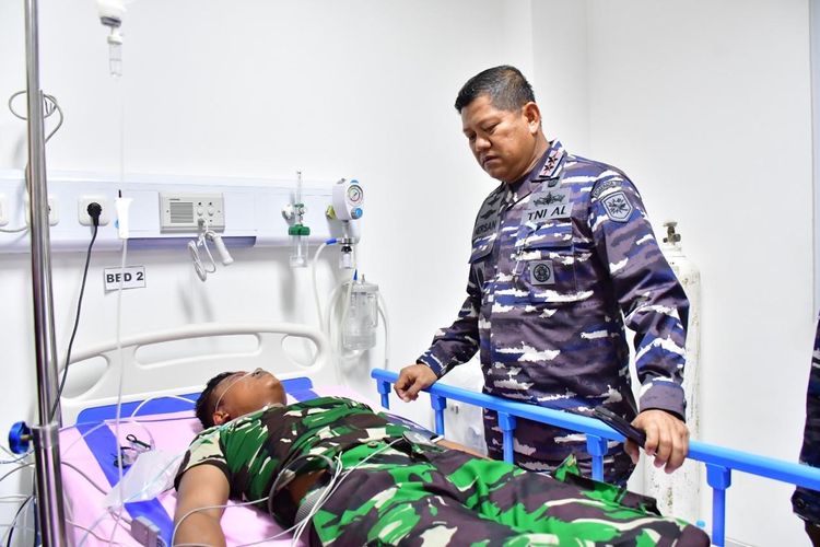 Panglima Komando Armada (Pangkoarmada) III Laksda Hersan menjenguk korban bentrokan antara anggota Brigade Mobil (Brimob) Polda Papua Barat dan prajurit TNI AL di Sorong, Papua Barat, Minggu (14/4/2024).