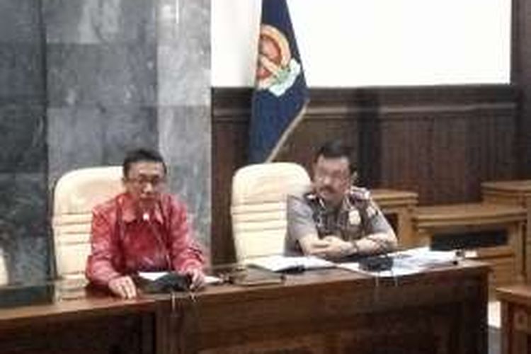 Kepala Dinas Perhubungan DIY, Sigit Haryanta (mengenakan batik) bersama Dirlantas Polda DIY, Kombes Pol Mulia Hasudungan Ritonga saat memaparkan persiapan jalur Mudik lebaran 2016 di DPRD DIY.