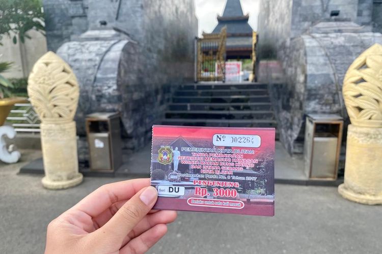 Tiket masuk makam Bung Karno di Blitar, Jawa Tengah, Senin (17/4/2023). 