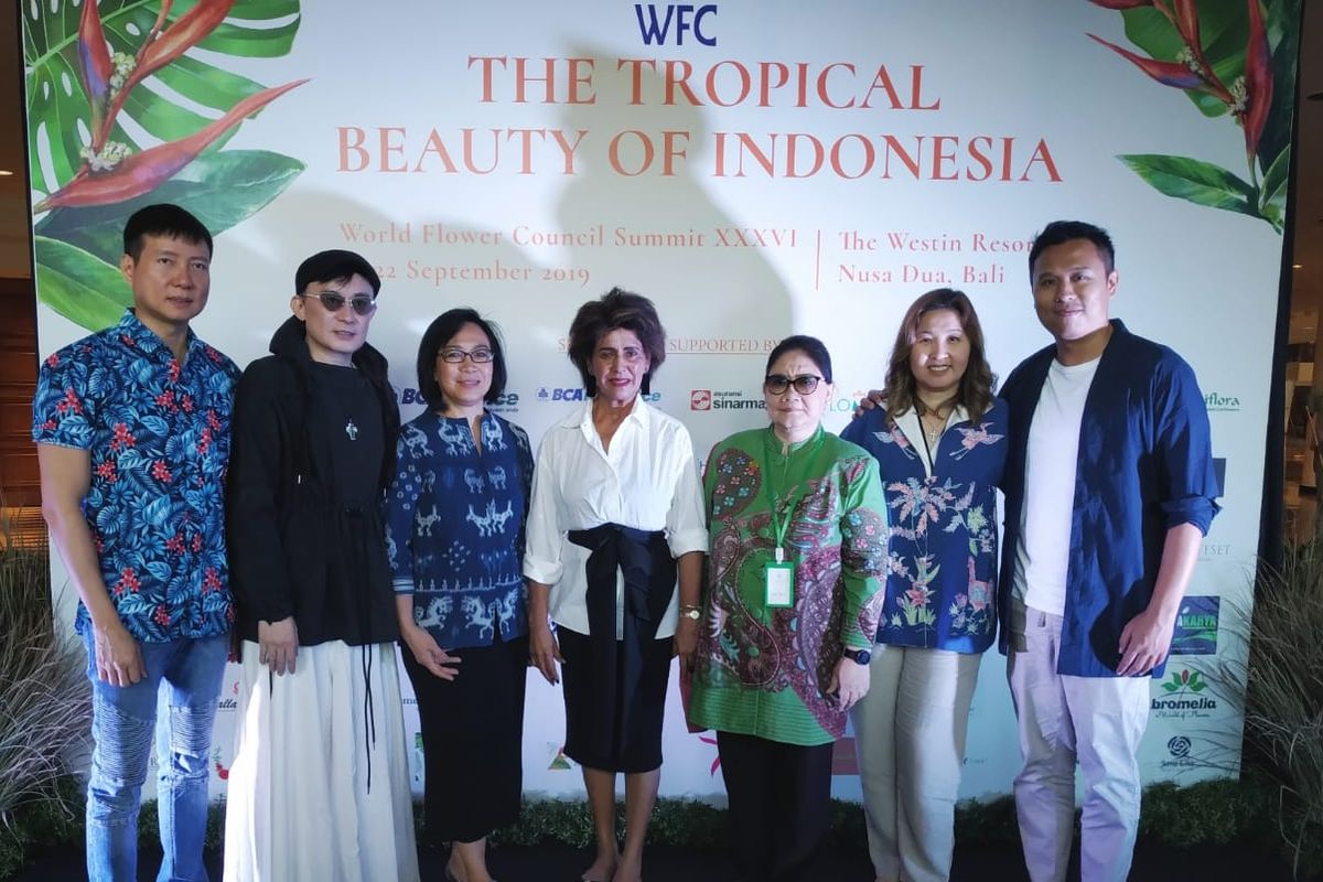 Maya Solichin (tengah) bersama tim Pelindung dan Penasihat World Flower Council Summit 2019 di The Westin Hotel, Nusa Dua, Bali (19-22/9/2019).