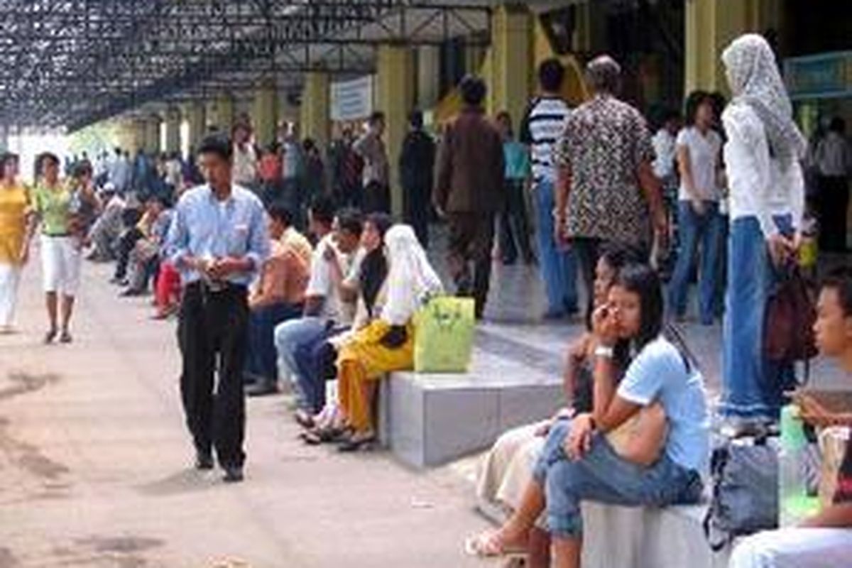 Para pengantar penumpang pesawat di Bandar Udara Polonia, Medan, Senin (4/4), terpaksa duduk di emperan teras terminal keberangkatan domestik karena tidak mendapat tempat duduk. Meski pengelola bandara telah memperluas teras terminal sehingga suasana terminal tidak semraut, masih kurangnya fasilitas menyebabkan pelayanan terhadap pengguna jasa bandara kurang optimal.