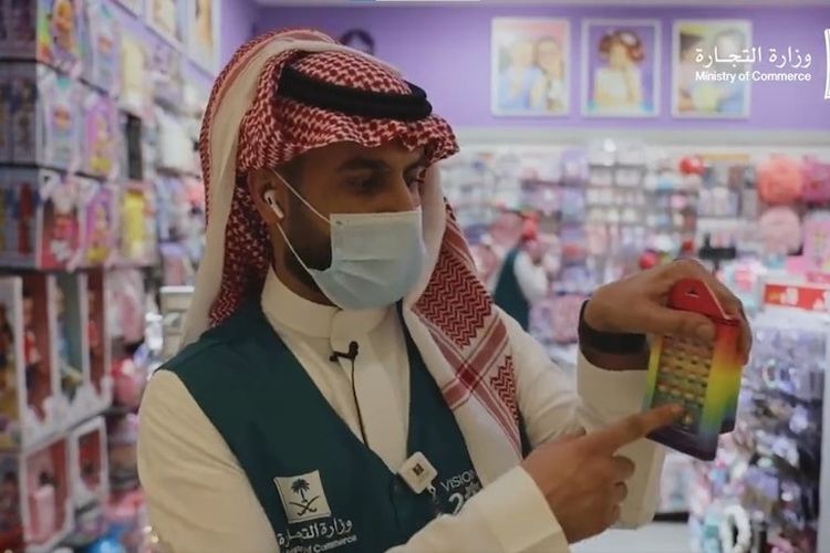 Pemerintah Arab Saudi sita mainan dan pakaian warna pelangi. Jumlah perusahaan yang ditargetkan atau barang yang disita dalam operasi Kementerian Perdagangan itu tidak jelas.