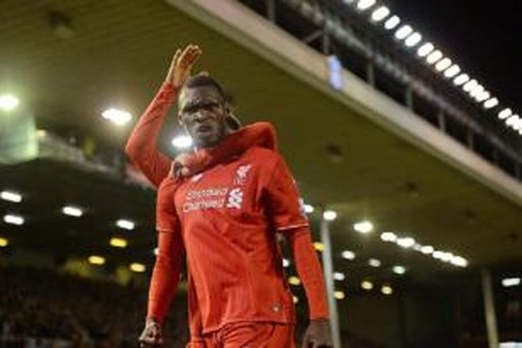 Penyerang Liverpool, Christian Benteke (depan), melakukan selebrasi bersama rekan setimnya, Roberto Firmino, usai mencetak gol ke gawang Southampton pada lanjutan Premier League di Stadion Anfield, Minggu (25/10/2015).