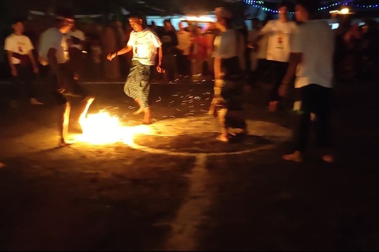 Sejumlah warga dari kalangan anak-anak, remaja, pemuda dan dewasa ikut meramaikan lomba sepak bola api di Tukmudal Kecamatan Sumber Kabupaten Cirebon Jawa Barat, Sabtu malam (13/8/2022).