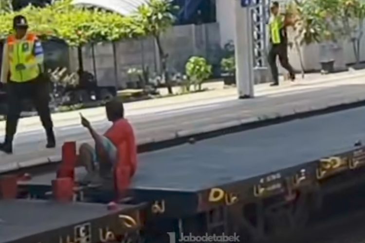 Viral Pria Naik Kereta Barang di Stasiun Jatinegara, Sempat Dadah Sebelum Diamankan
