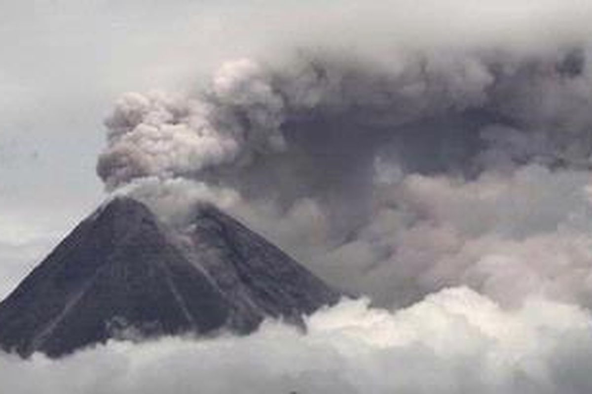Puncak Gunung Merapi mengeluarkan asap usai meletus dahsyat terlihat dari Ngemplak, Sleman, DI Yogyakarta, Senin (1/11/2010).  Ini merupakan letusan eksplosif ketiga sejak letusan pertama Selasa (26/10/2010) petang.