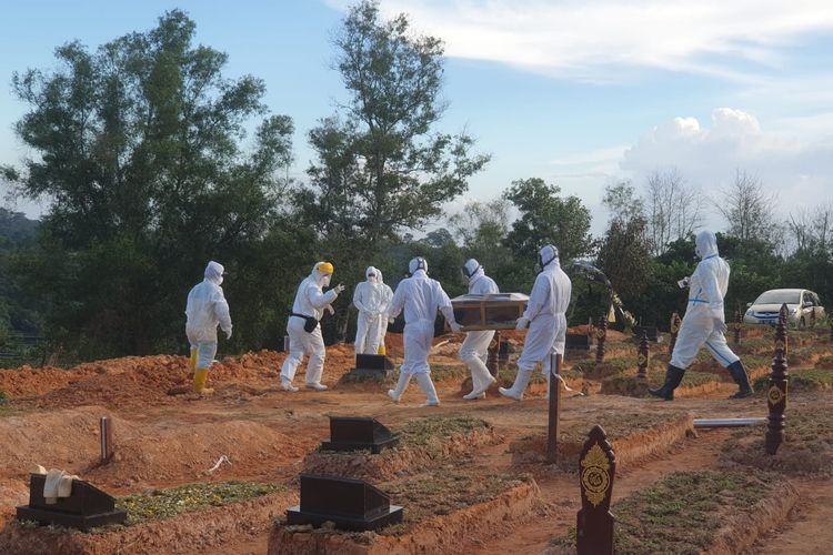 Tim pemakam jenazah dari BPBD Samarinda saat menguburkan salah satu jenazah Covid-19 di TPU Raudlatul Jannah, Jalan Serayu, Tanah Merah, Kota Samarinda, Kaltim, akhir September 2020. 